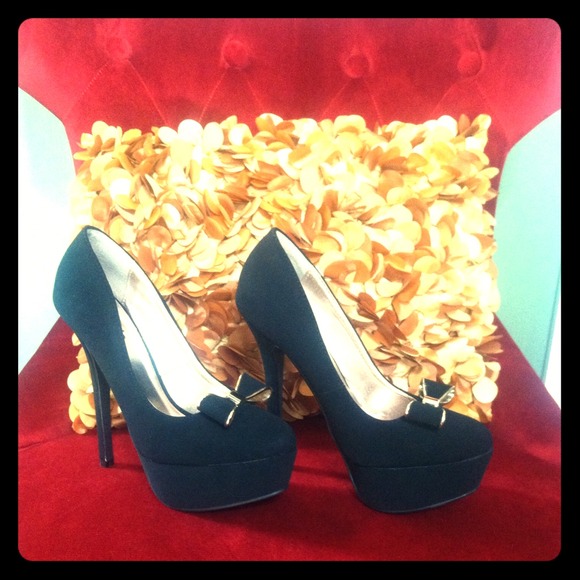🎀 Black Bowed Platform Pumps 🎀