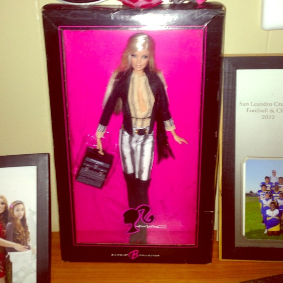 MAC BARBIE COLLECTION