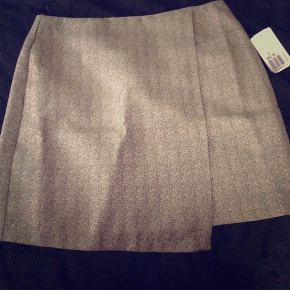 A gold sparkly skirt 👌