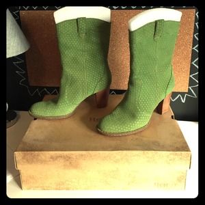 Born Suede Apple green boots!