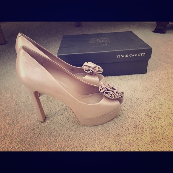 Vince Camuto rose leather pumps
