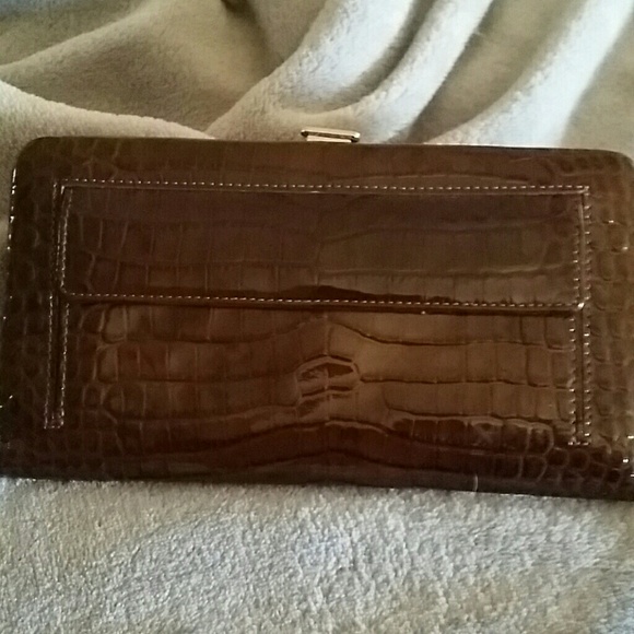 Snap open Lodis wallet