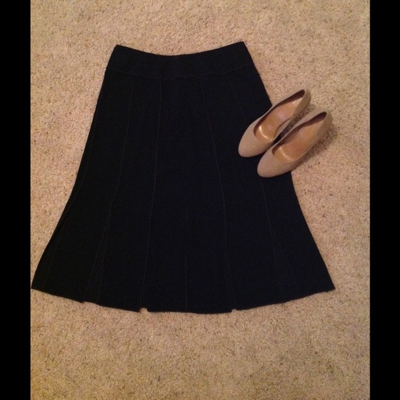 Black skirt - Picture 1 of 2