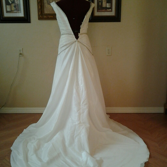Sample wedding gown - Picture 2 of 3