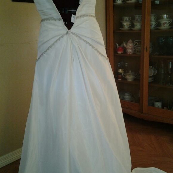 Sample wedding gown - Picture 3 of 3