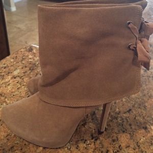 Super chic platform ankle boots with back ribbon