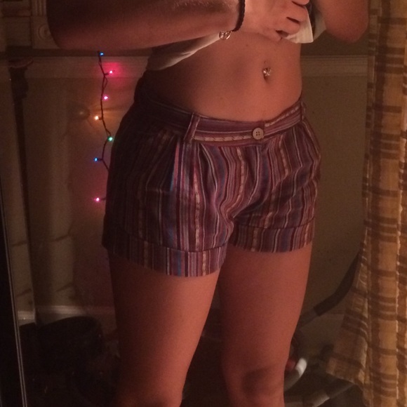 Multi-colored striped shorts - Picture 3 of 4