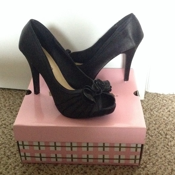 cute black pumps