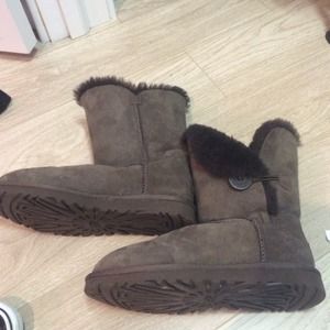 Ugg bailey button- choco brown