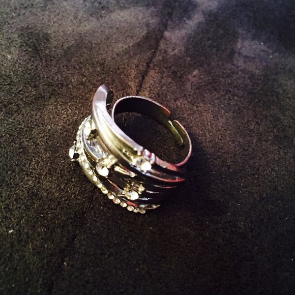 Silver Toned Accessory Ring✨ - Picture 2 of 2