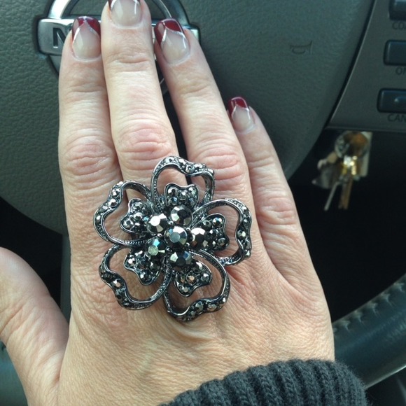 Jewelry - 🆑Gorgeous Gunmetal Flower Stretch Ring