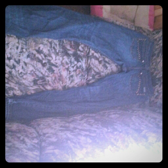 Cute Jean only been Warren twice - Picture 1 of 4
