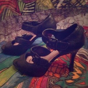 Sexy Tahari black platform heels