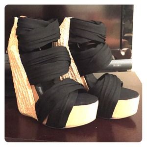 Sansa Diffision wedge in black chiffon