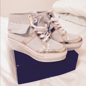 Hip top wedge sneakers