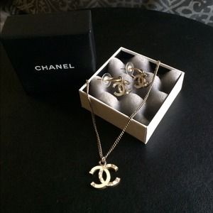 💯authentic Chanel costume jewelry.