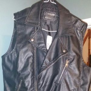 BLACK MEN'S PLEATHER  VEST (L)