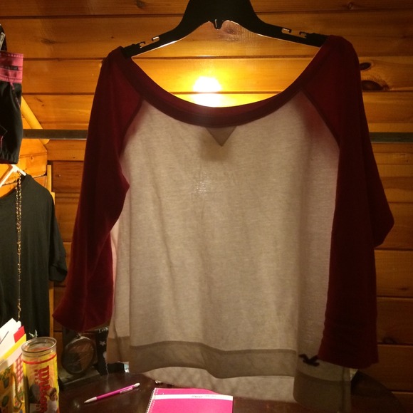 Cute top 😘 like new ! Worn 1 time! - Picture 3 of 4