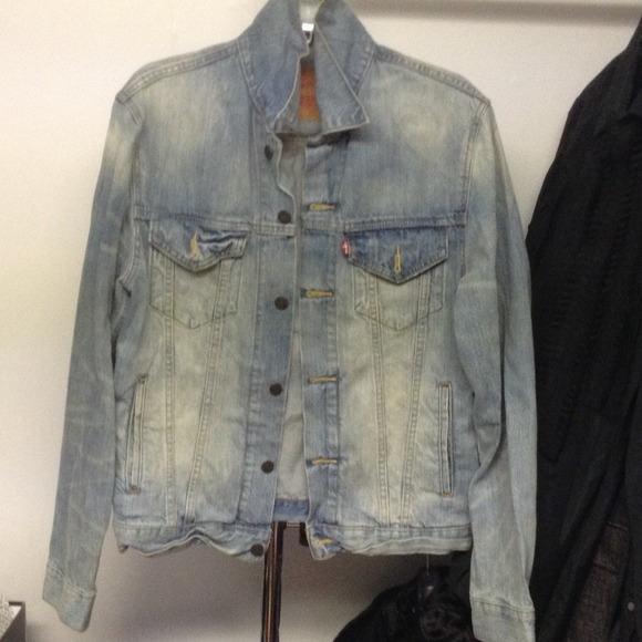 MENS MEDIUM. Levi's vintage denim jacket.