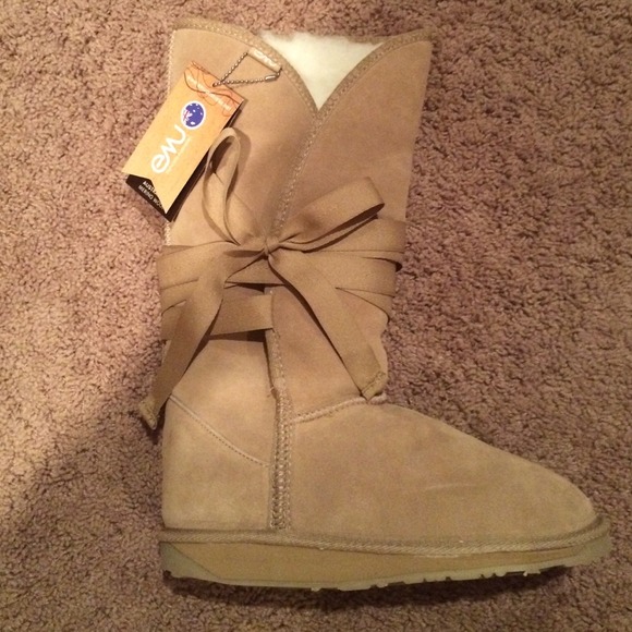 NEW IN BOX EMU HIP BOOTS