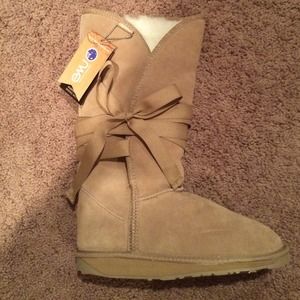 NEW IN BOX EMU HIP BOOTS