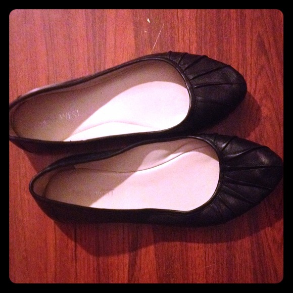 Adorable black size 6 flats