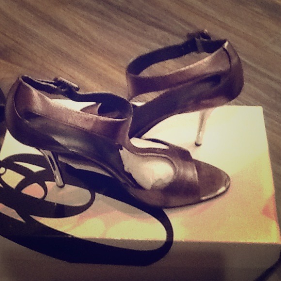 Gun metal t-stap with silver heel