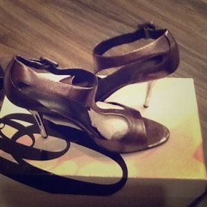 Gun metal t-stap with silver heel