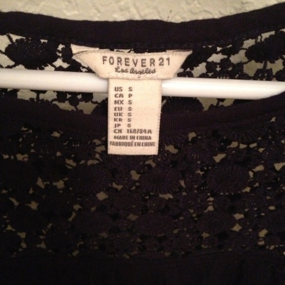 Lightweight knit top size S - Picture 3 of 3