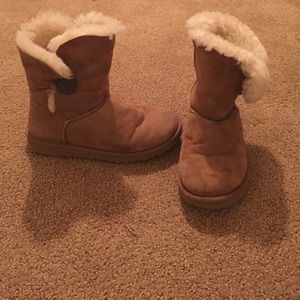 Tan Bailey button Uggs