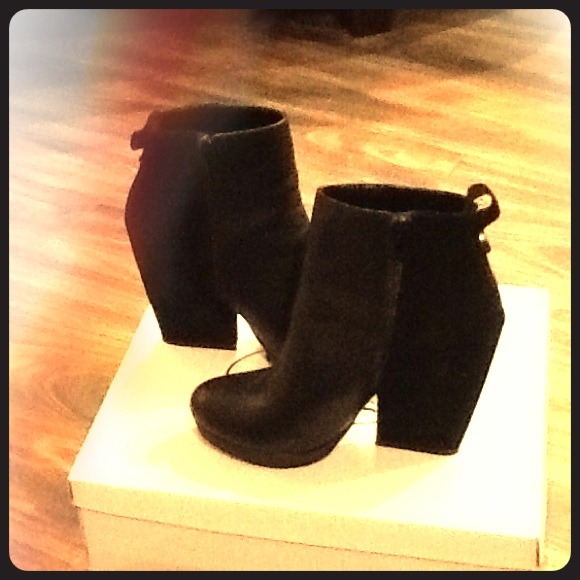 Leather/ Suede bootie with mod heel