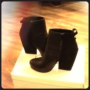 Leather/ Suede bootie with mod heel