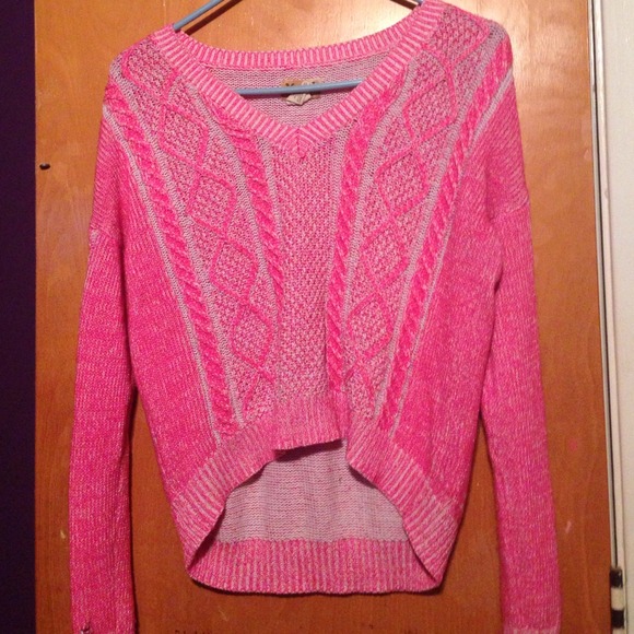 Light semi cropped sweater.