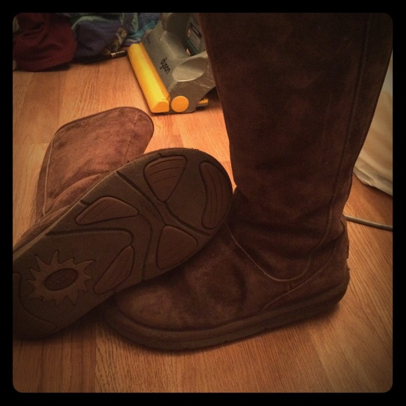 tall brown zip up uggs.