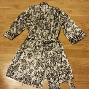 Lace pattern robe