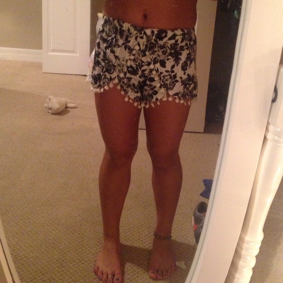 LF Pom Pom shorts - Picture 2 of 3