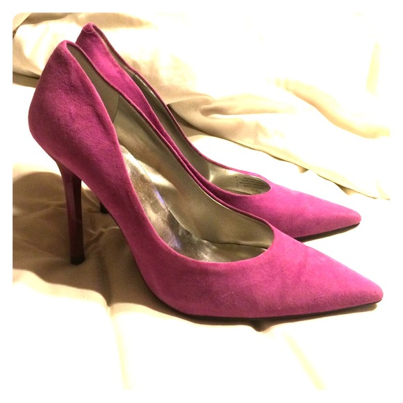 Never worn magenta guess pump