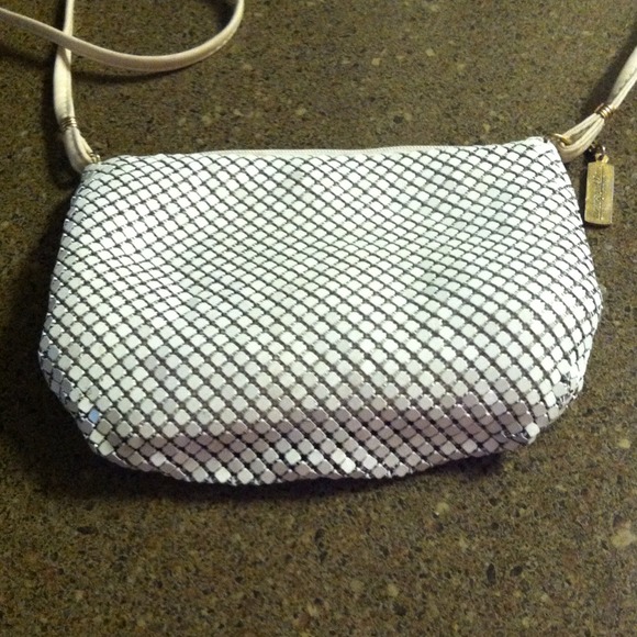 VINTAGE WHITING AND DAVIS WHITE PURSE!COLLECTABLE!