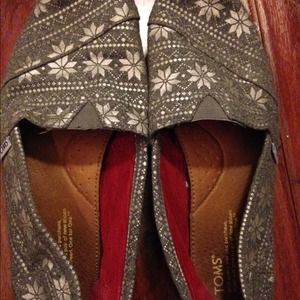 Grey toms with a silver design ❄️