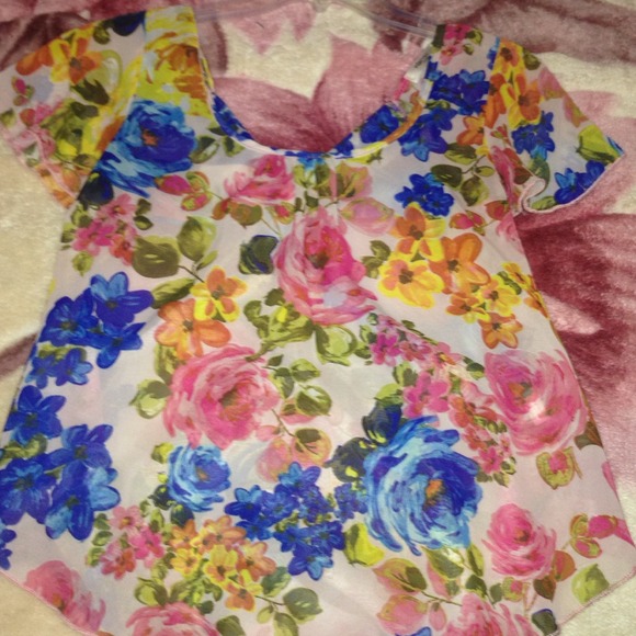 Flowery top!🌸💐🌸💐