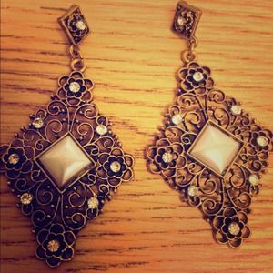 Gorgeous detailed earrings!