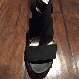 Jessica Simpson black wedges