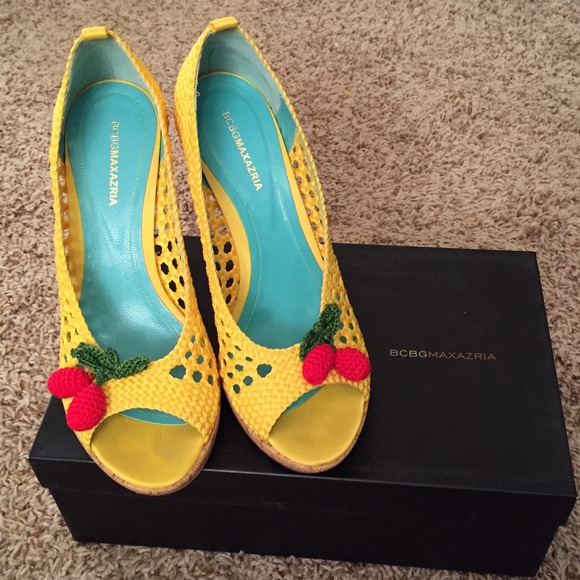 💛BCBGMaxAzria Adorable Wedges!!❤️ - Picture 2 of 5