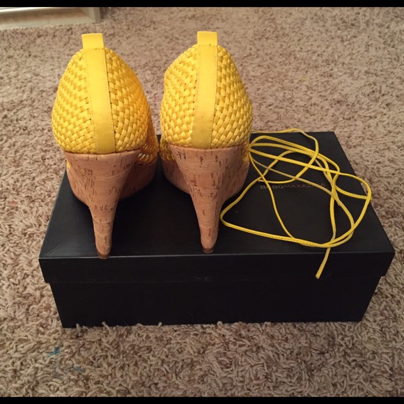 💛BCBGMaxAzria Adorable Wedges!!❤️ - Picture 3 of 5