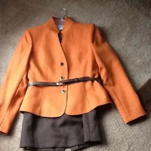 Beautiful Tahari skirt suit