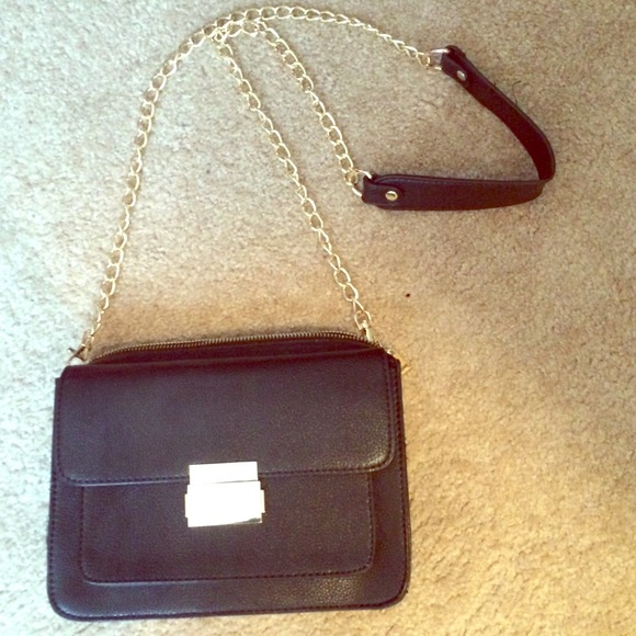 Forever 21 Handbags - Black cross body purse. On sale! 🎀