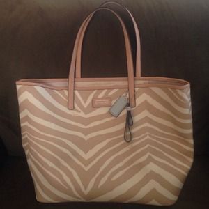 Coach park metro zebra tote in natural