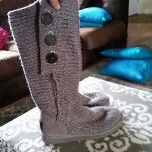 Grey knit ugg boots.