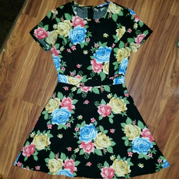 Forever 21 Dresses & Skirts - Beautiful floral dress by F21