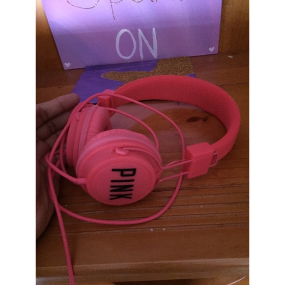 🚨TRADED🚨 Victoria's Secret headphones!
